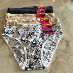 Maidenform Ladies panties. Black, Tan, and White Floral